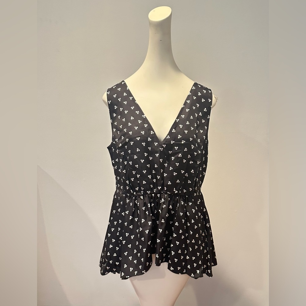 Brand: Lewit
Lewit Sharkbite Hem Silk Tank, Black -White Knot Print, Medium - Picture 4 of 8